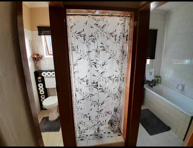 8 BEDROOM FREEHOLD FOR SALE IN BO-DORP